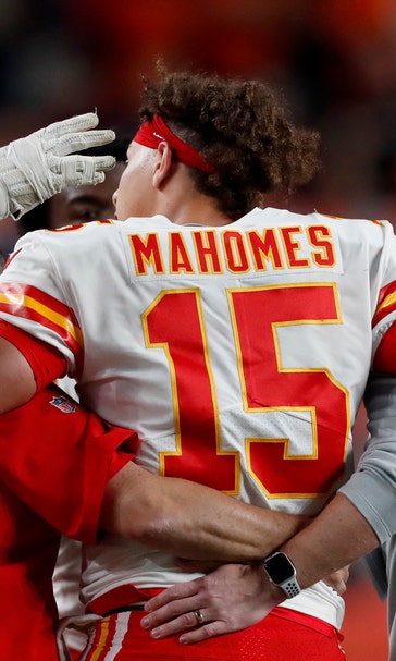 Patrick Mahomes hurts knee in Chiefs' win over Broncos
